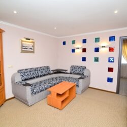 семейный трехкомнатный (гостиная).